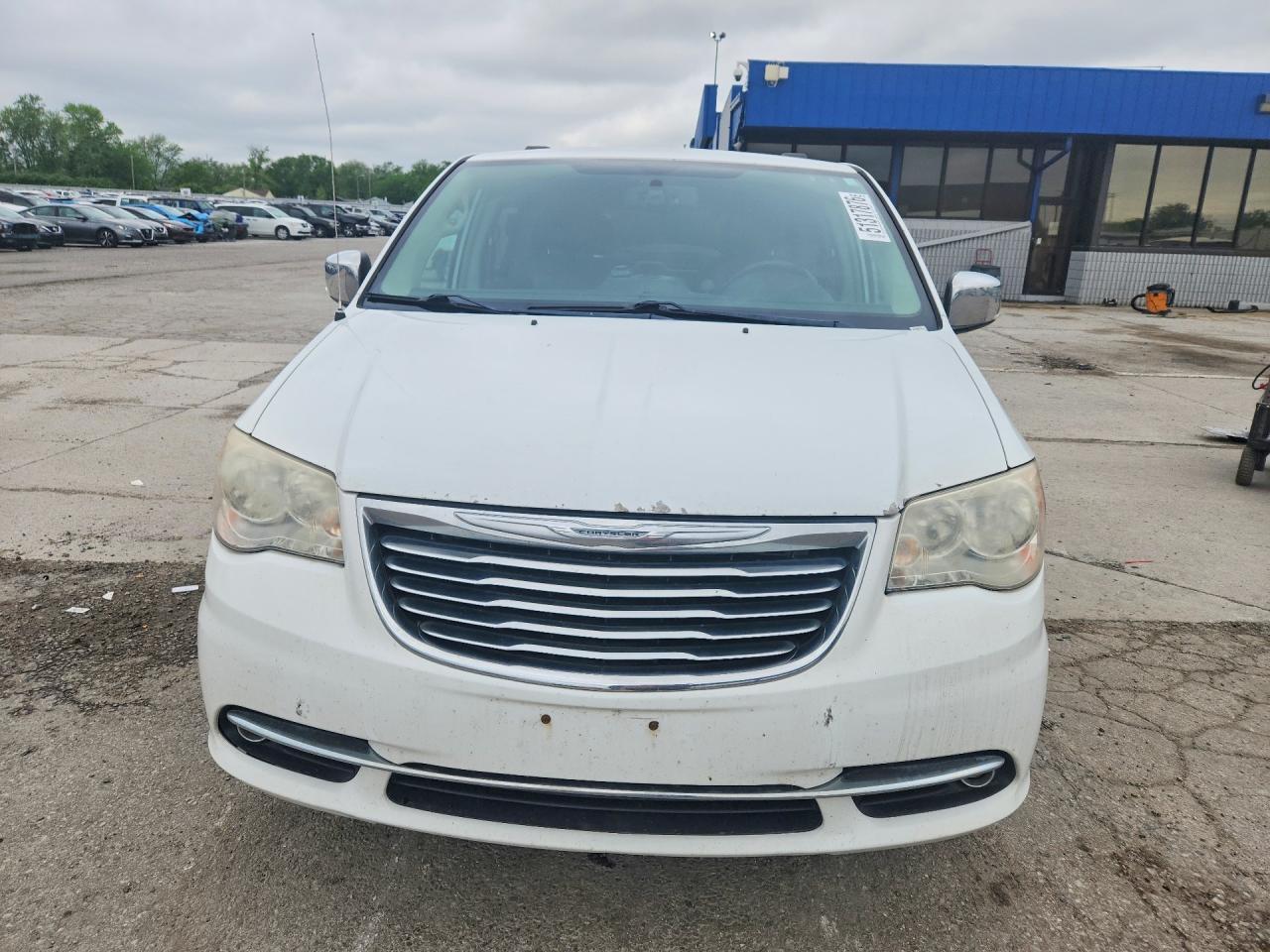 2013 Chrysler Town & Country Touring L - Image 5
