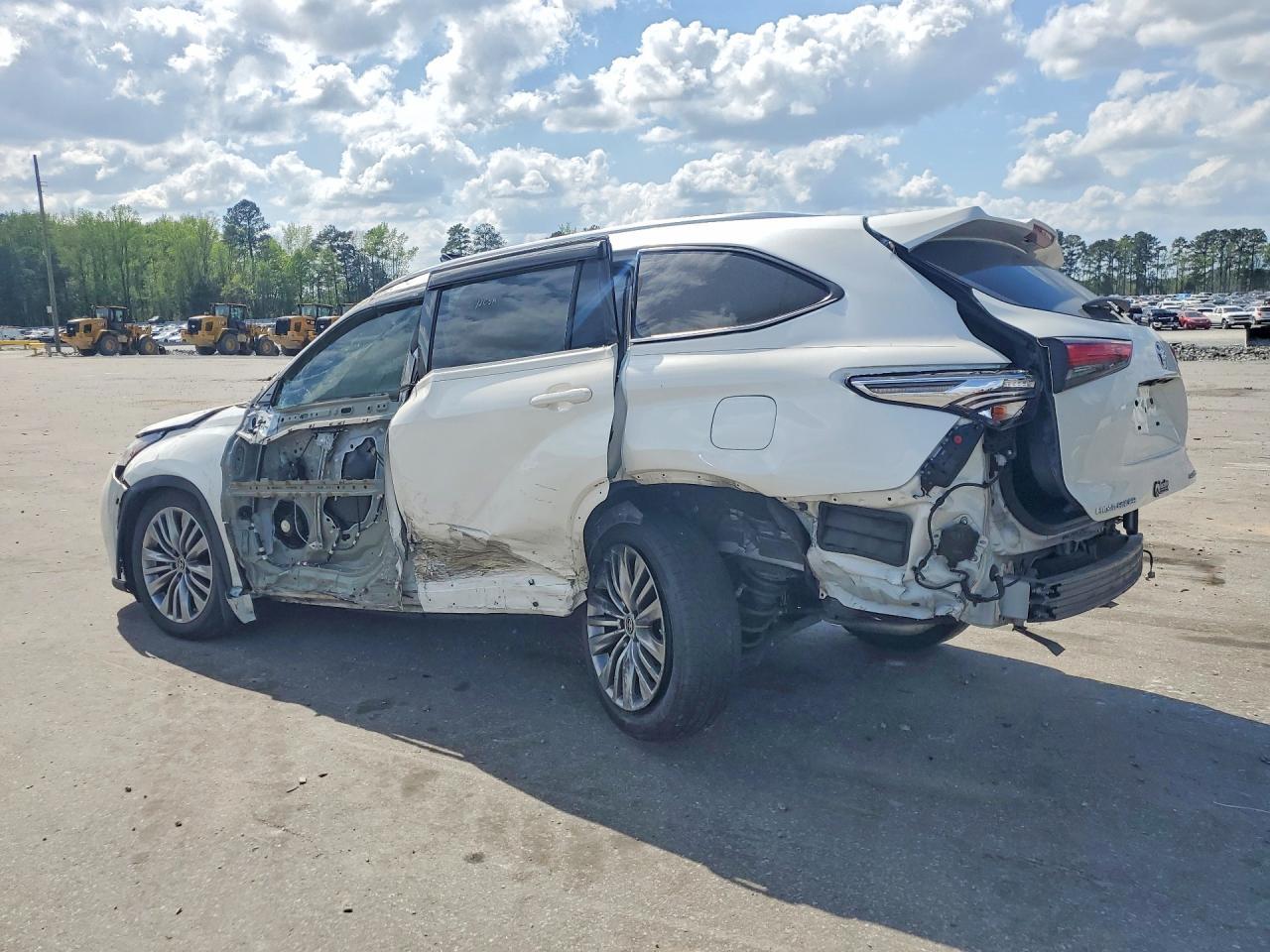 2021 Toyota Highlander Platinum - Image 2