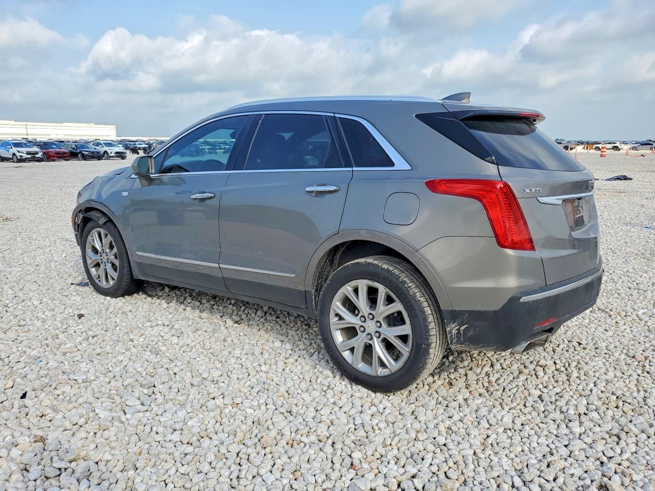 2018 Cadillac Xt5 Luxury - Image 2