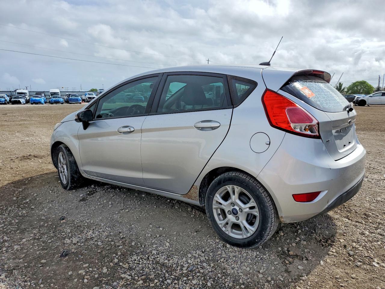 2015 Ford Fiesta Se - Фото 2