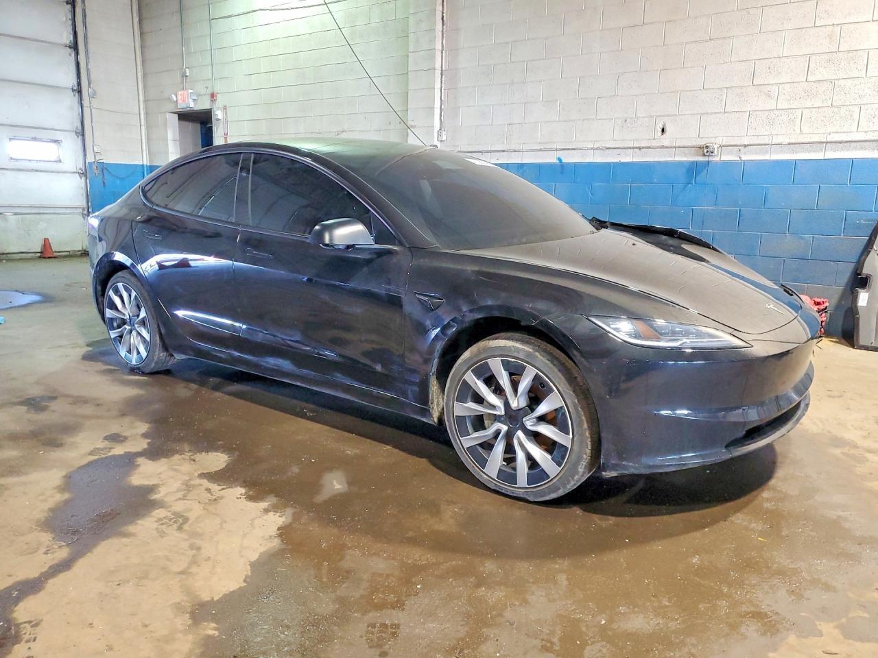 2025 Tesla Model 3 - Фото 4