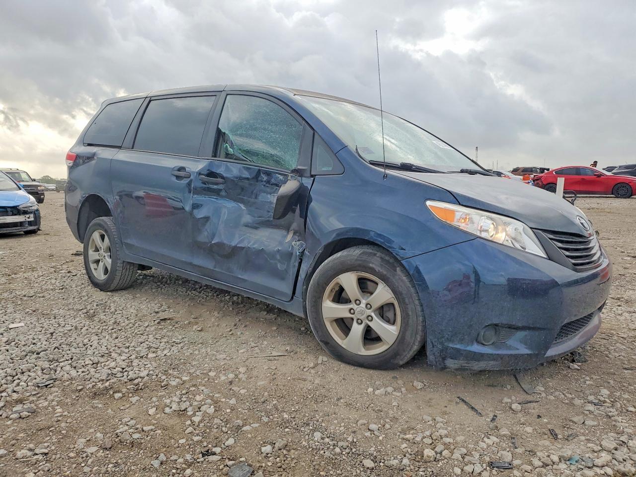 2011 Toyota Sienna Base 7-Passenger - Image 4