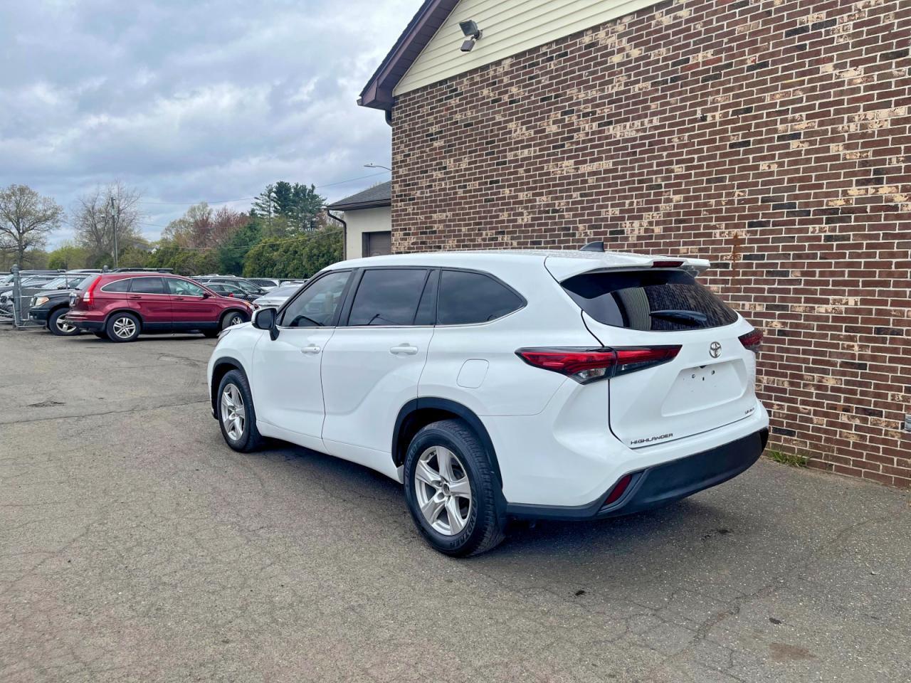 2023 Toyota Highlander Le - Image 2