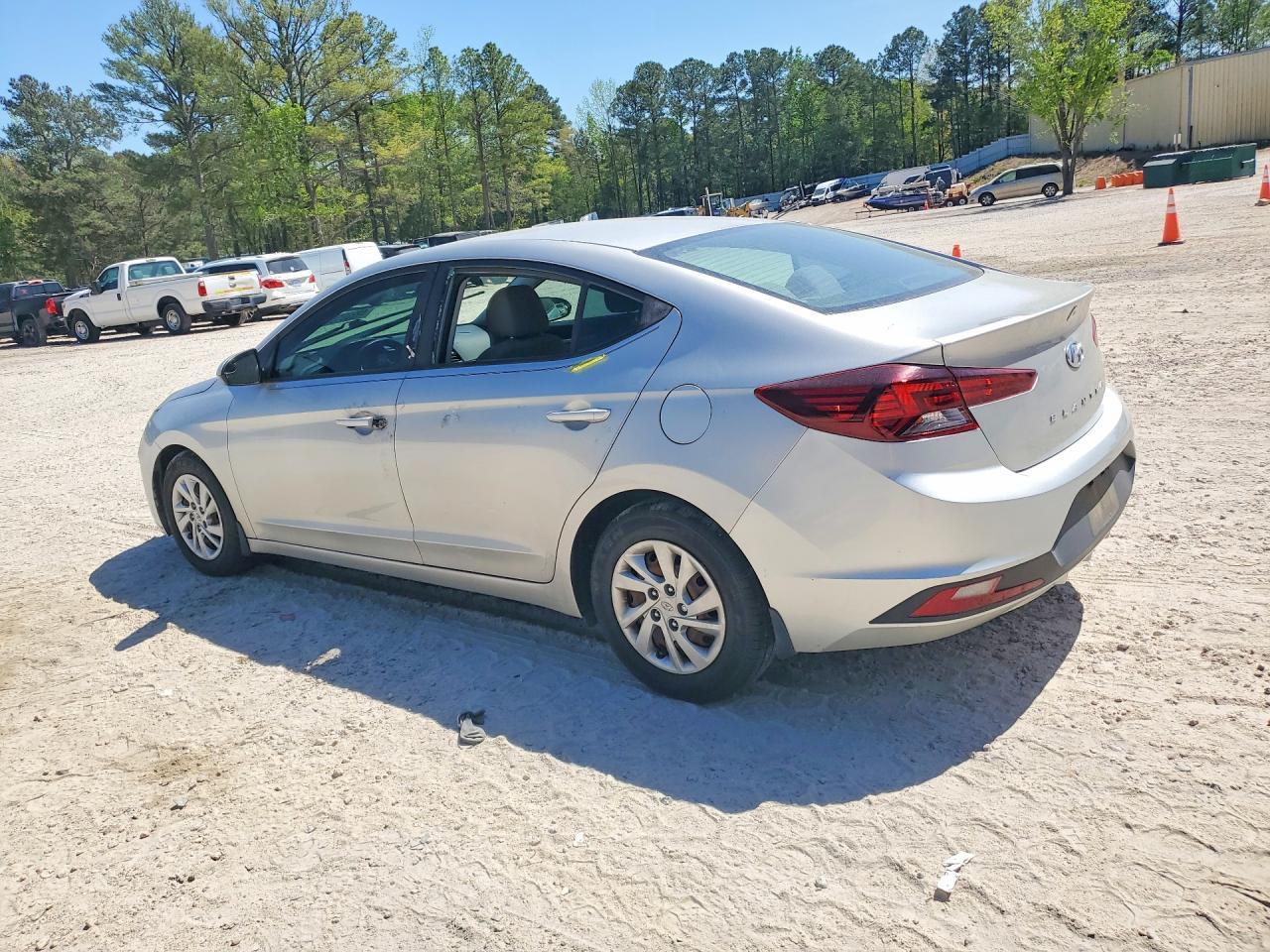 2020 Hyundai Elantra Se - Image 2