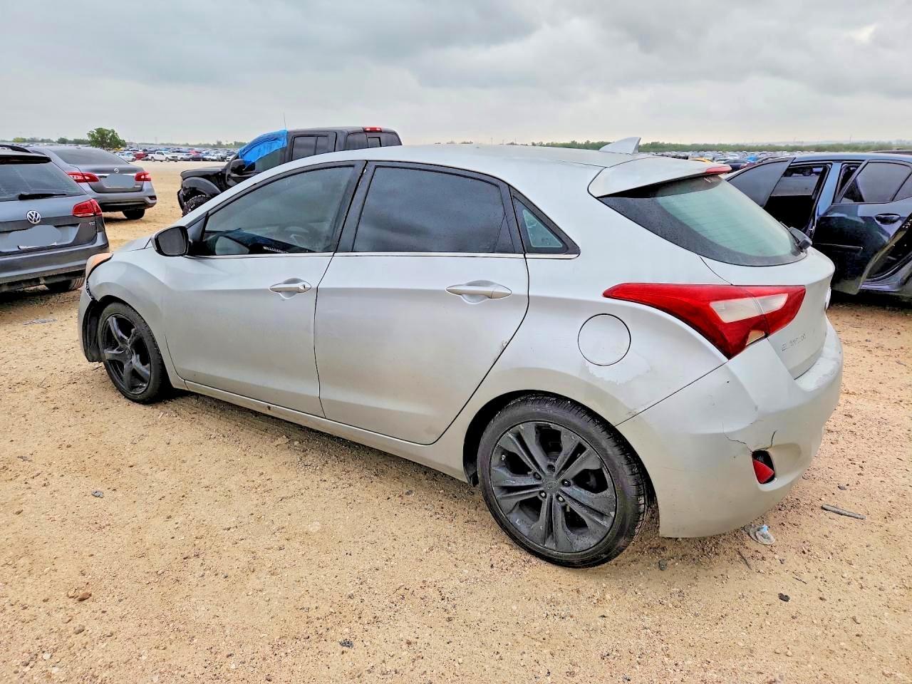 2013 Hyundai Elantra Gt Base - Image 2