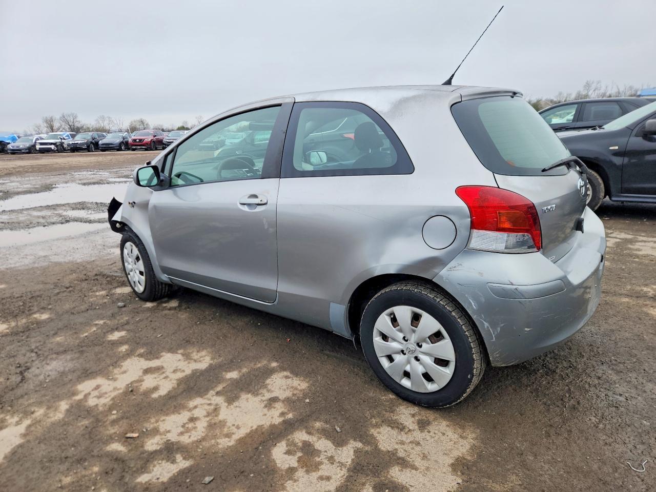2010 Toyota Yaris Base - Фото 2