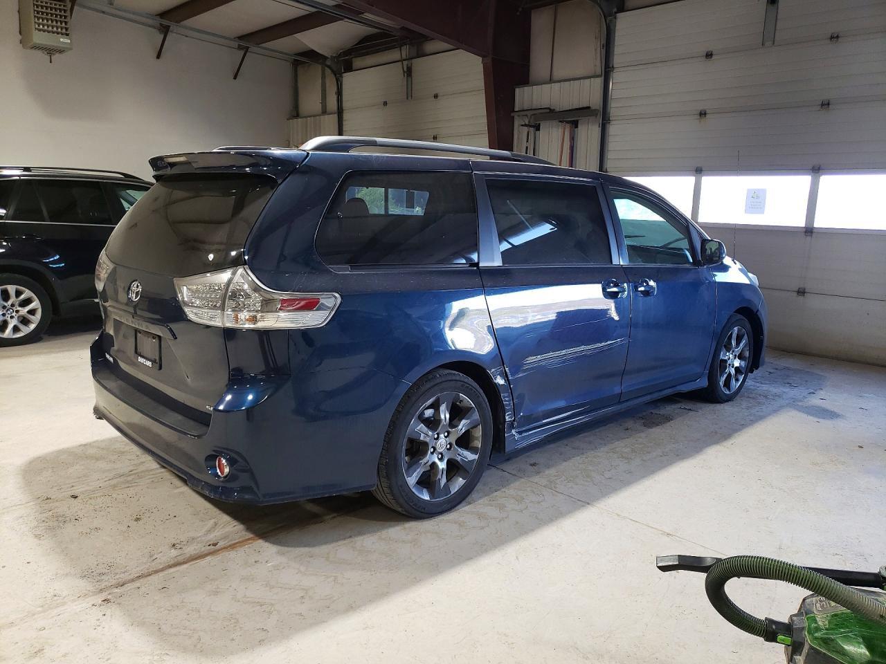 2011 Toyota Sienna Se 8-Passenger - Фото 3