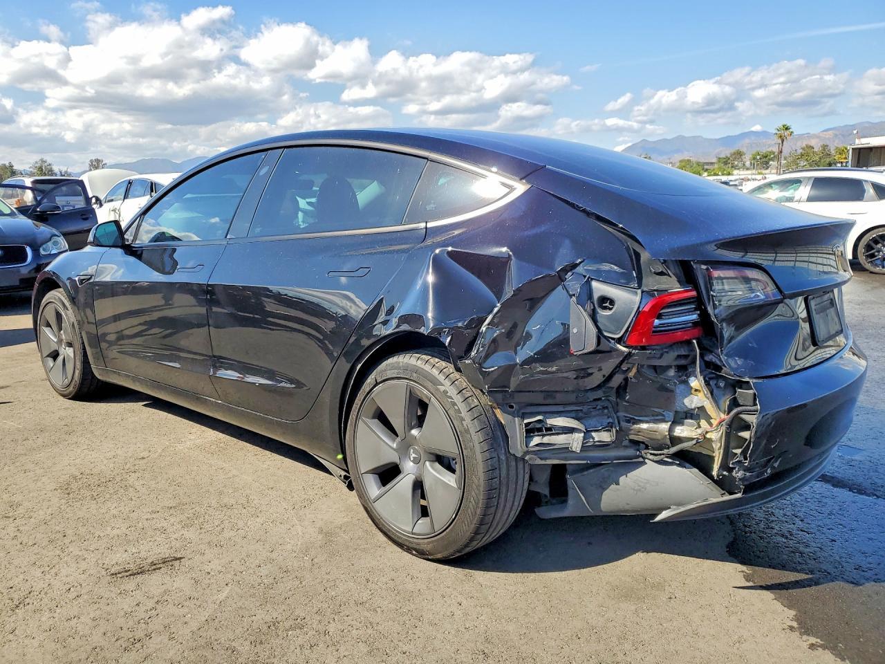 2023 Tesla Model 3 - Фото 2
