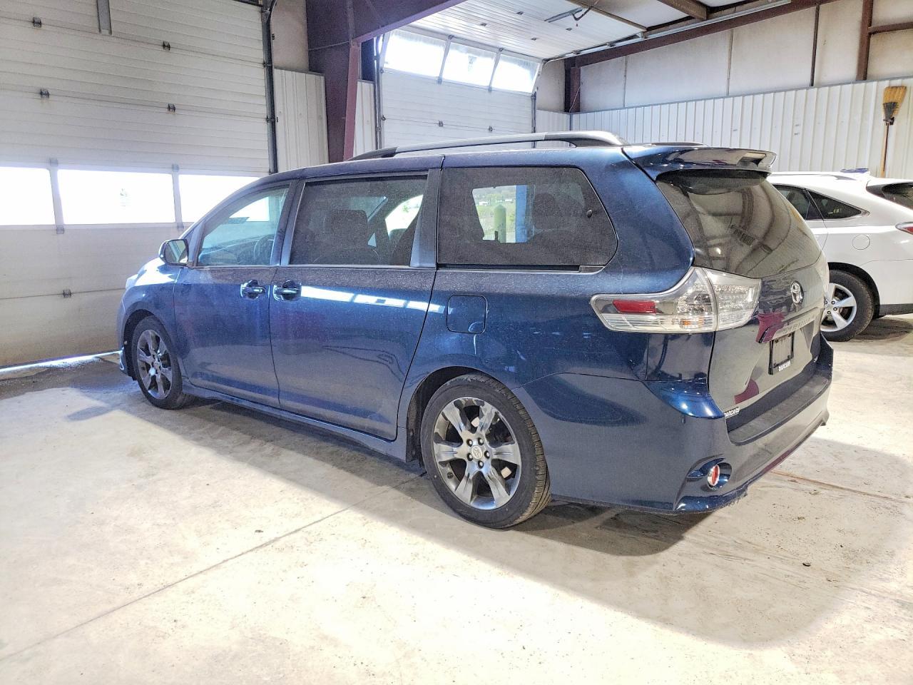 2011 Toyota Sienna Se 8-Passenger - Фото 2