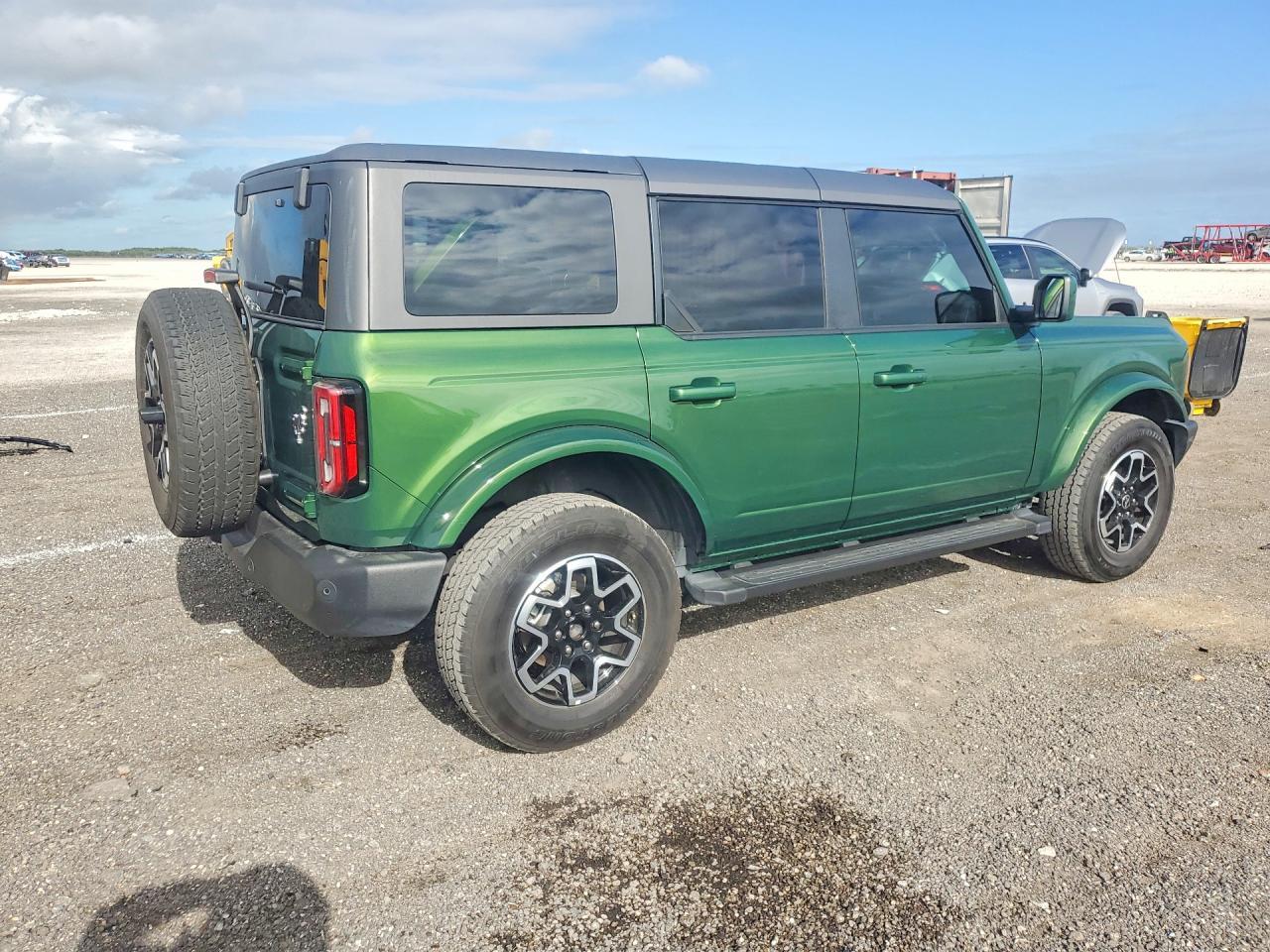 2024 Ford Bronco Outer Banks - Image 3