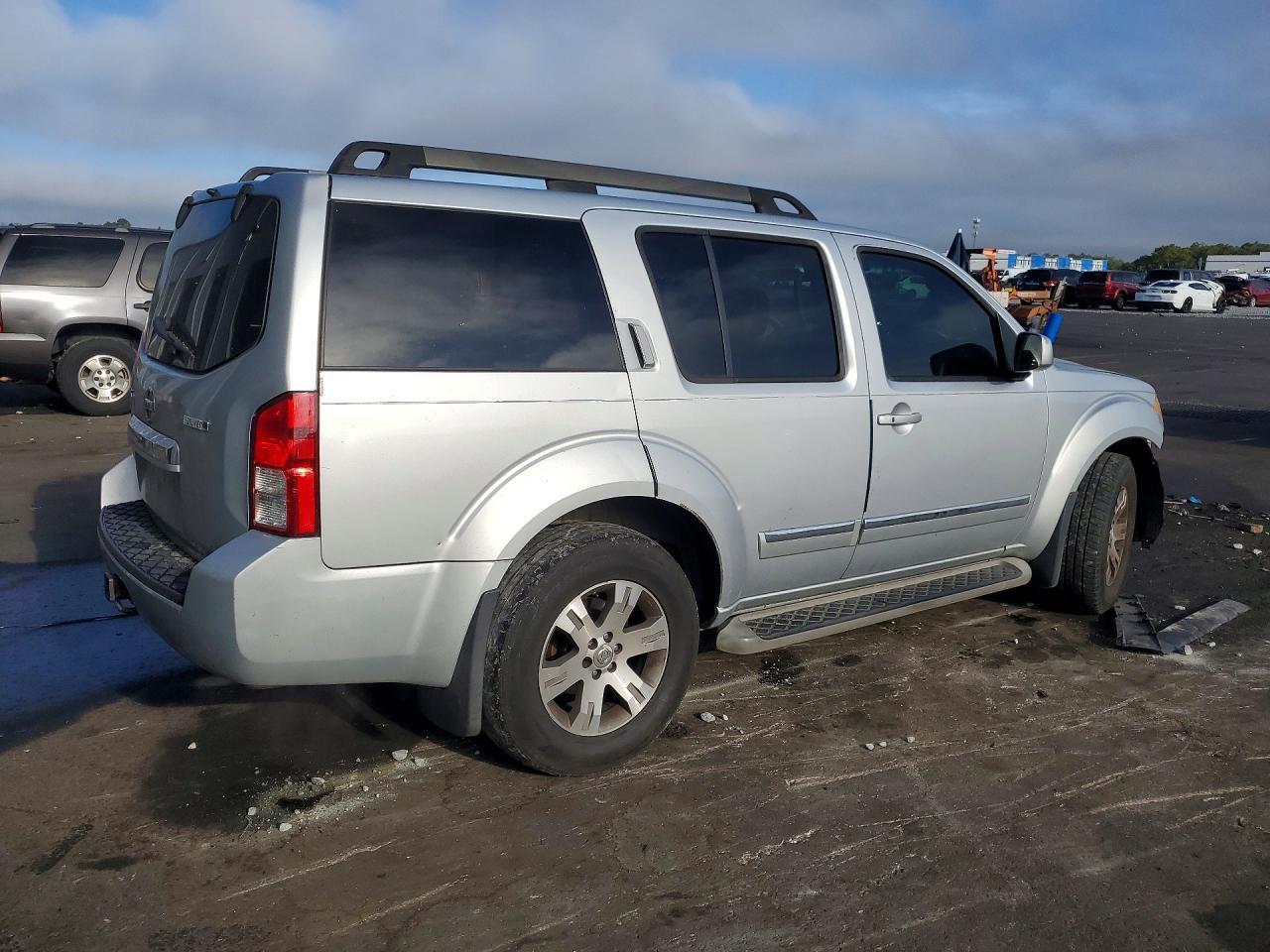 2011 Nissan Pathfinder S - Image 3