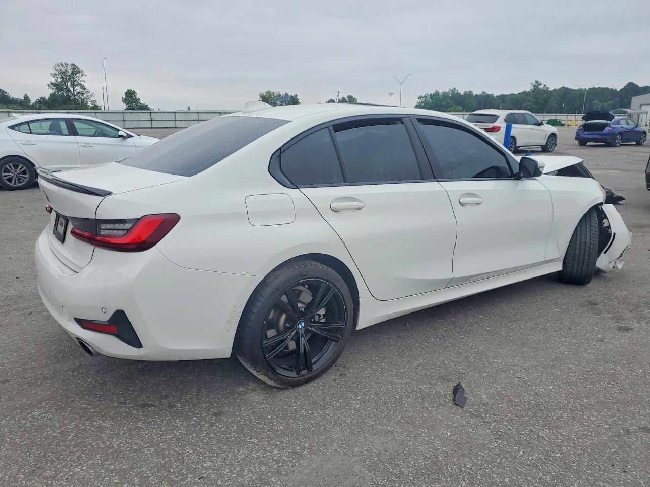 2022 BMW 330Xi - Фото 3