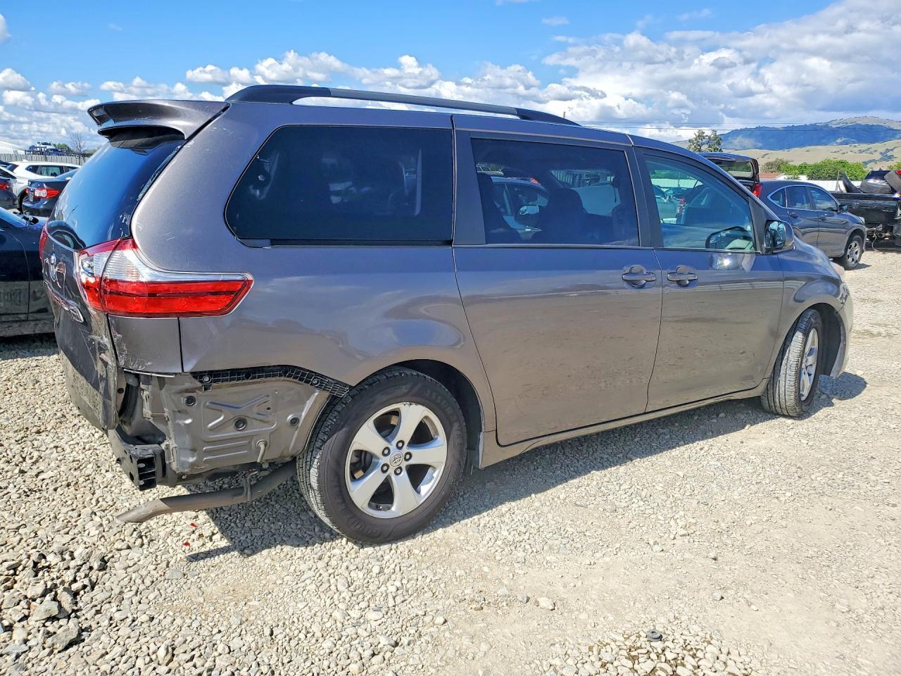 2015 Toyota Sienna Le - Image 3
