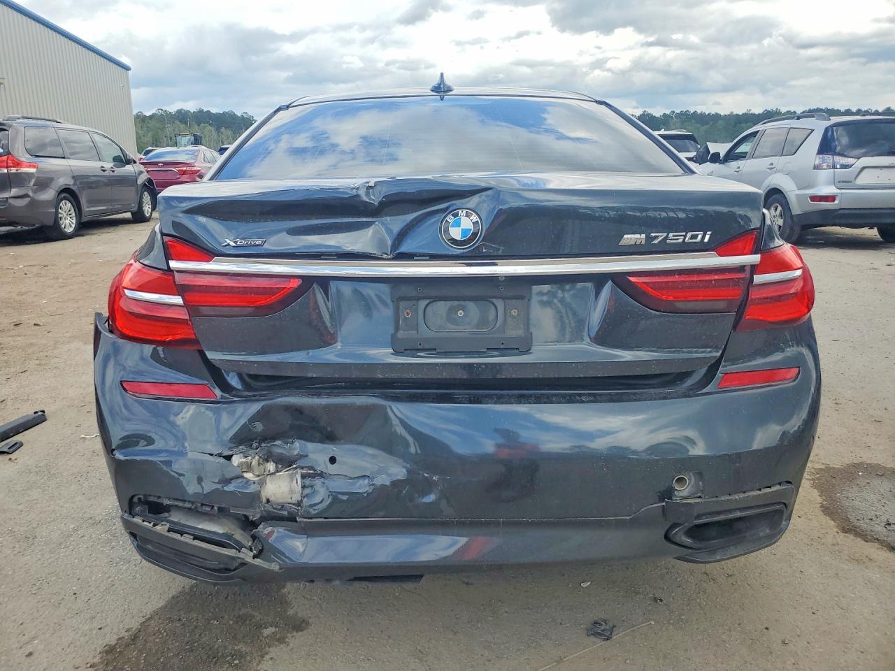 2018 BMW 750 Xi - Image 6