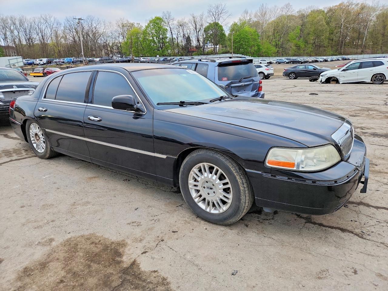 2011 Lincoln Town Car Signature Long Wheelbase - Image 4