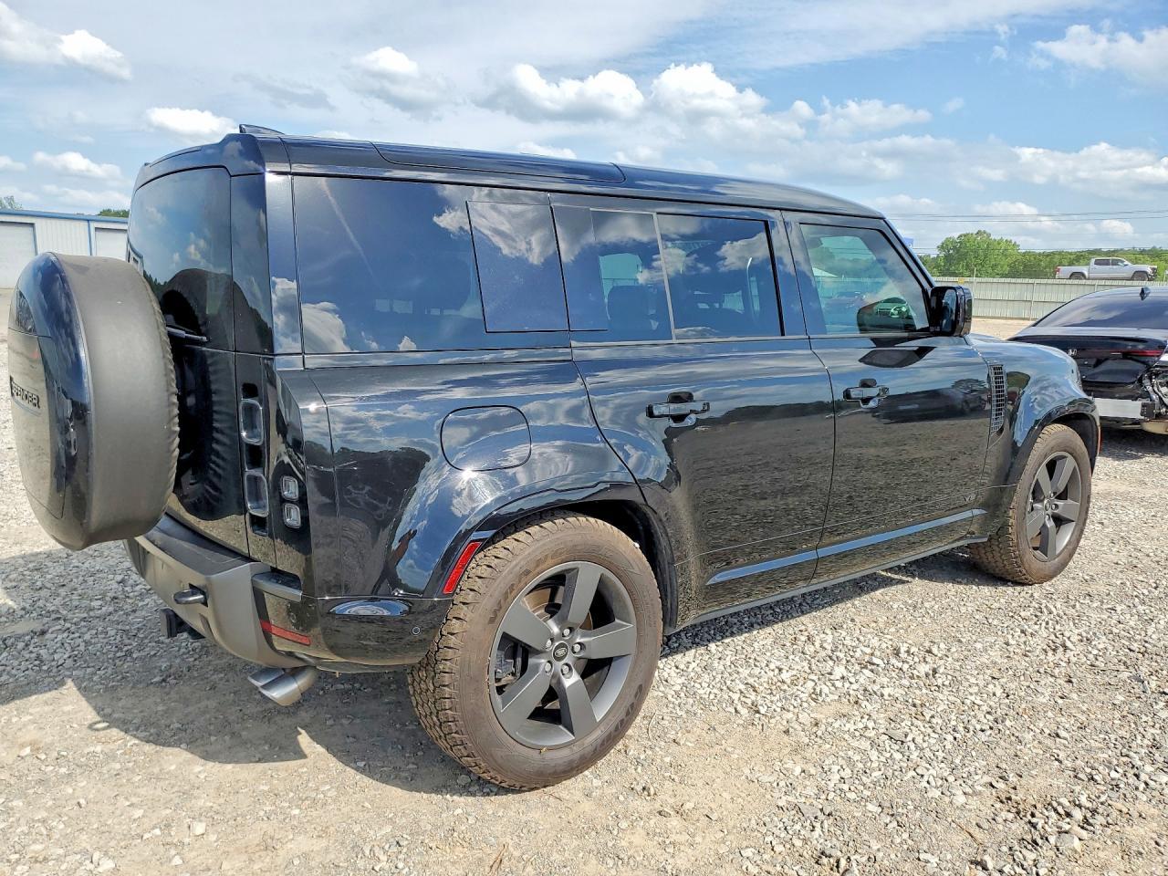 2025 Land Rover Defender 110 - Фото 3