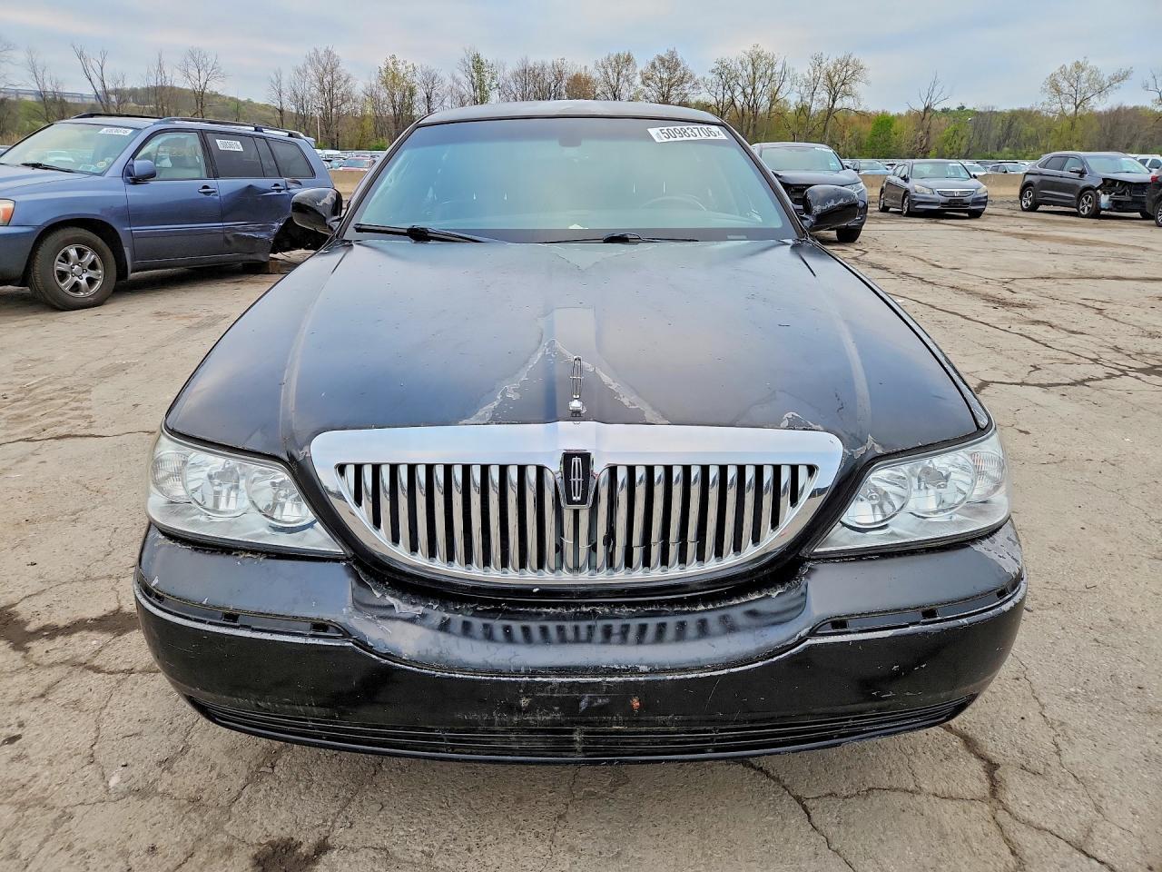 2011 Lincoln Town Car Executive L - Image 5
