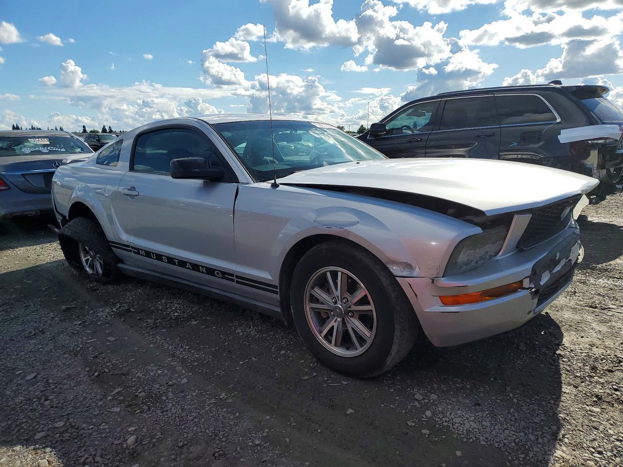 2005 Ford Mustang - Image 4
