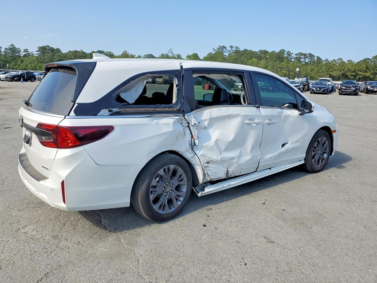 2026 Honda Odyssey Touring - Image 3