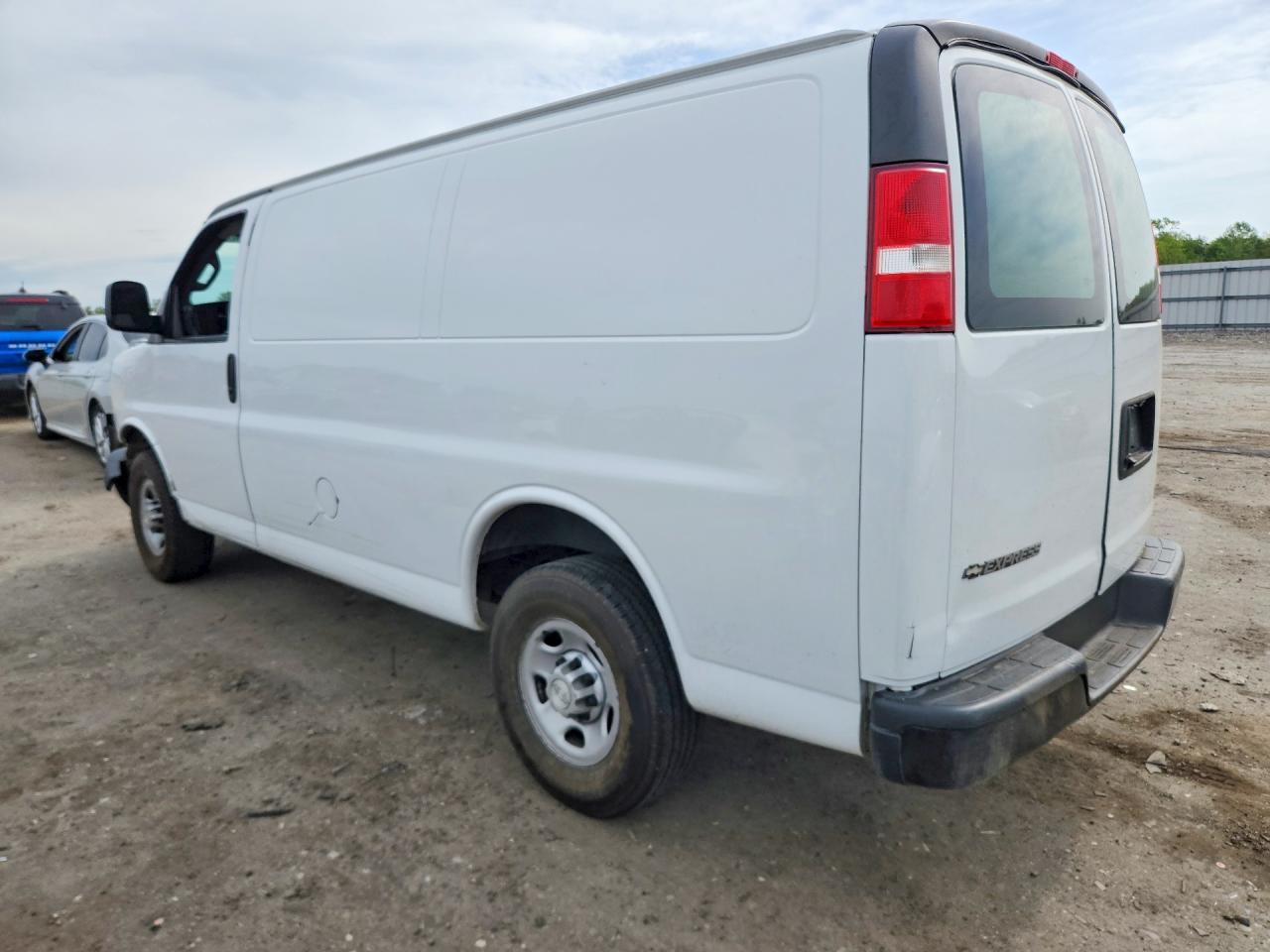 2018 Chevrolet Express 2500 Delivery Van - Фото 2