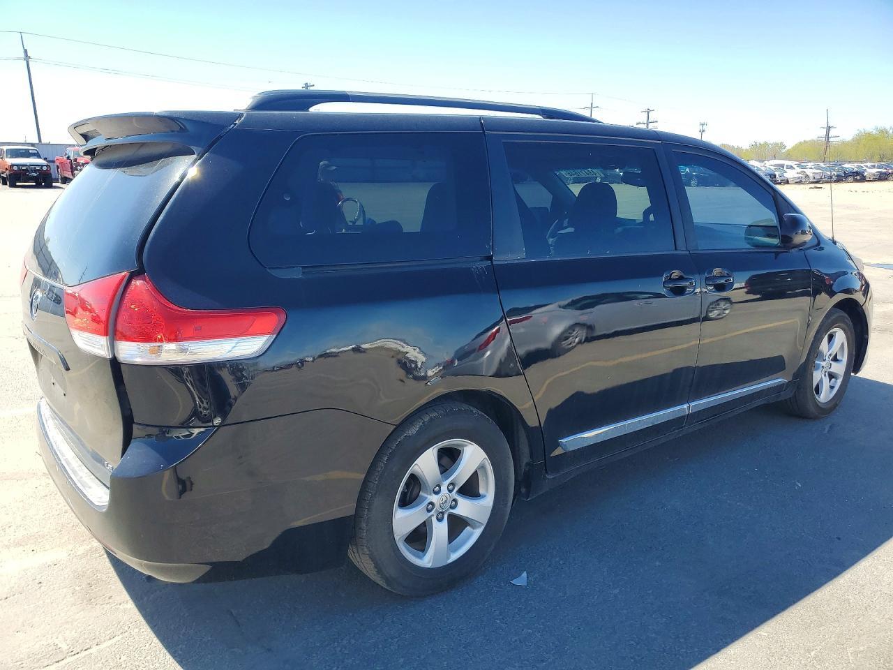 2013 Toyota Sienna Le 8-Passenger - Фото 3