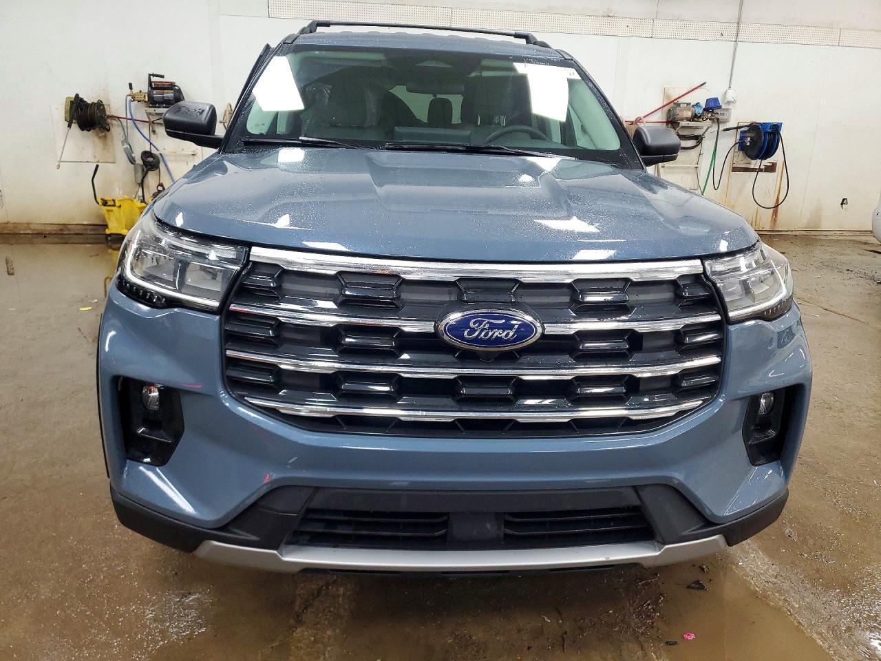 2025 Ford Explorer Active - Image 5