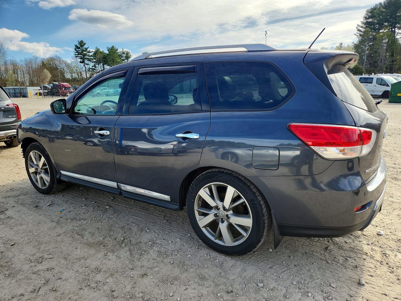 2013 Nissan Pathfinder S - Image 2