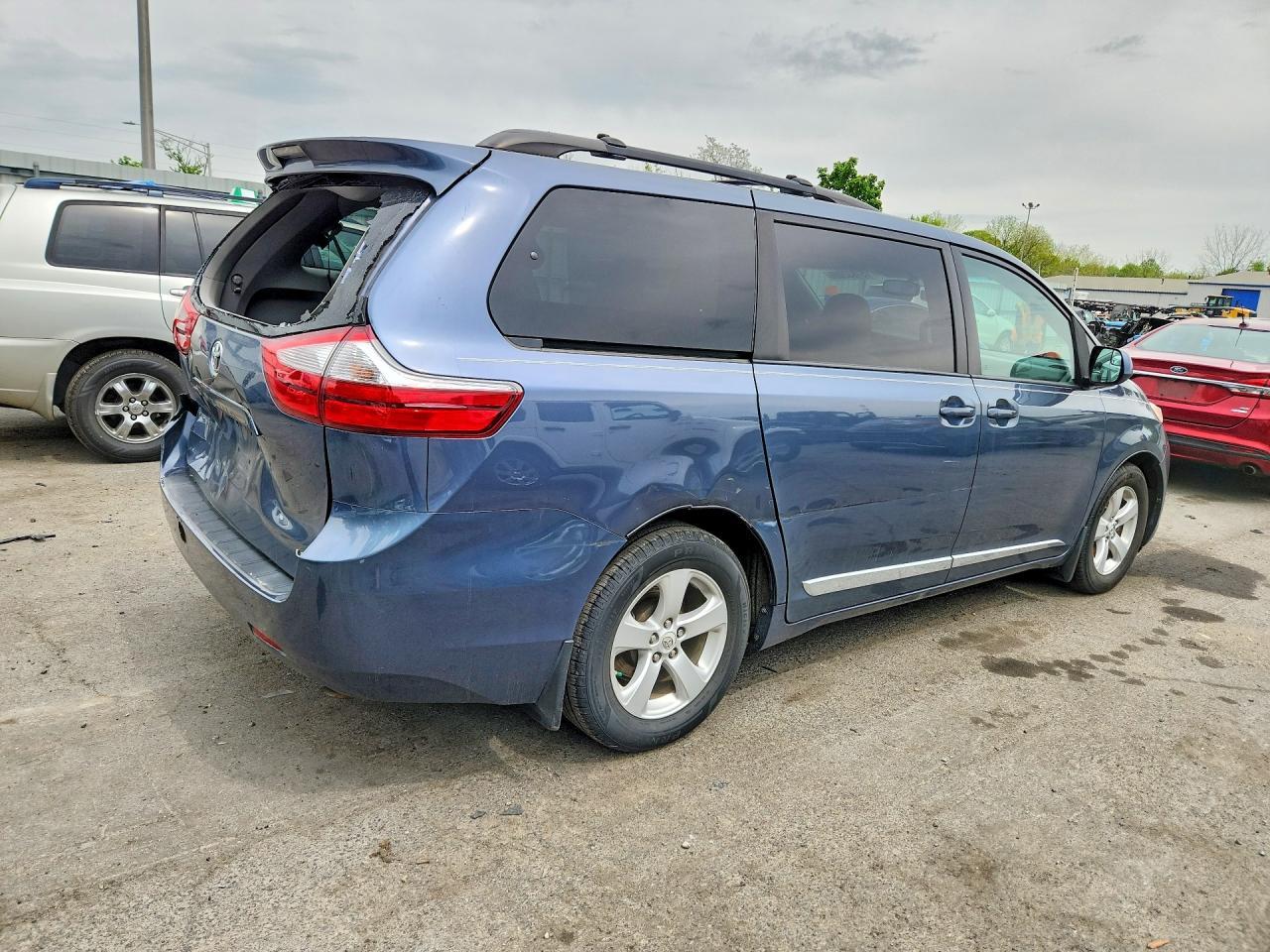 2017 Toyota Sienna Le - Фото 3