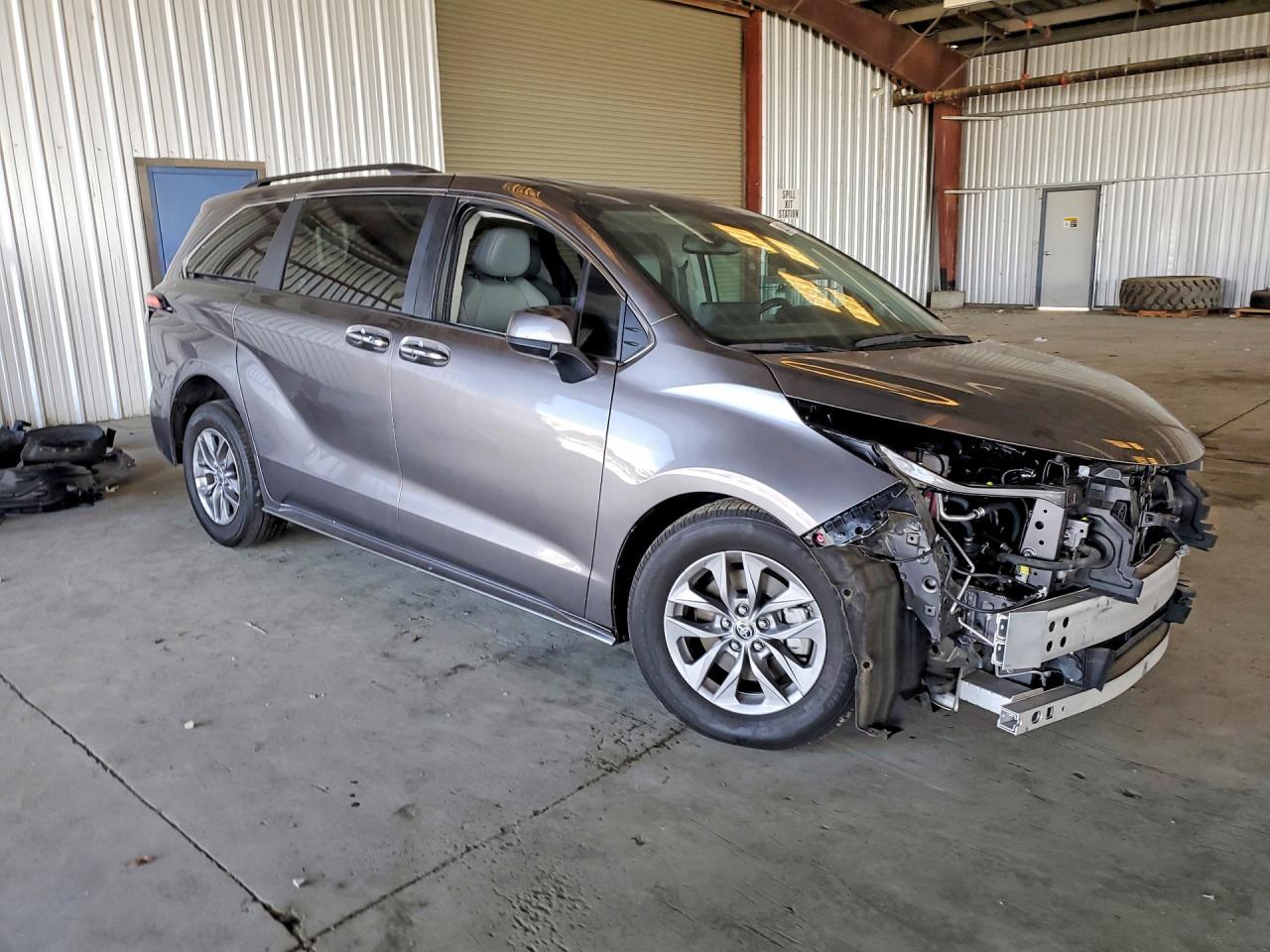 2021 Toyota Sienna Xle - Image 4
