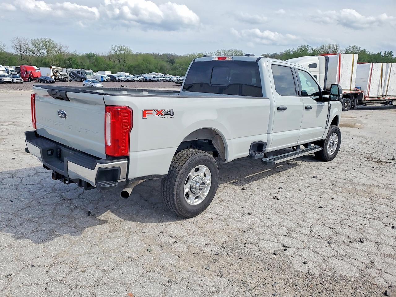 2025 Ford F350 Super Duty - Фото 3
