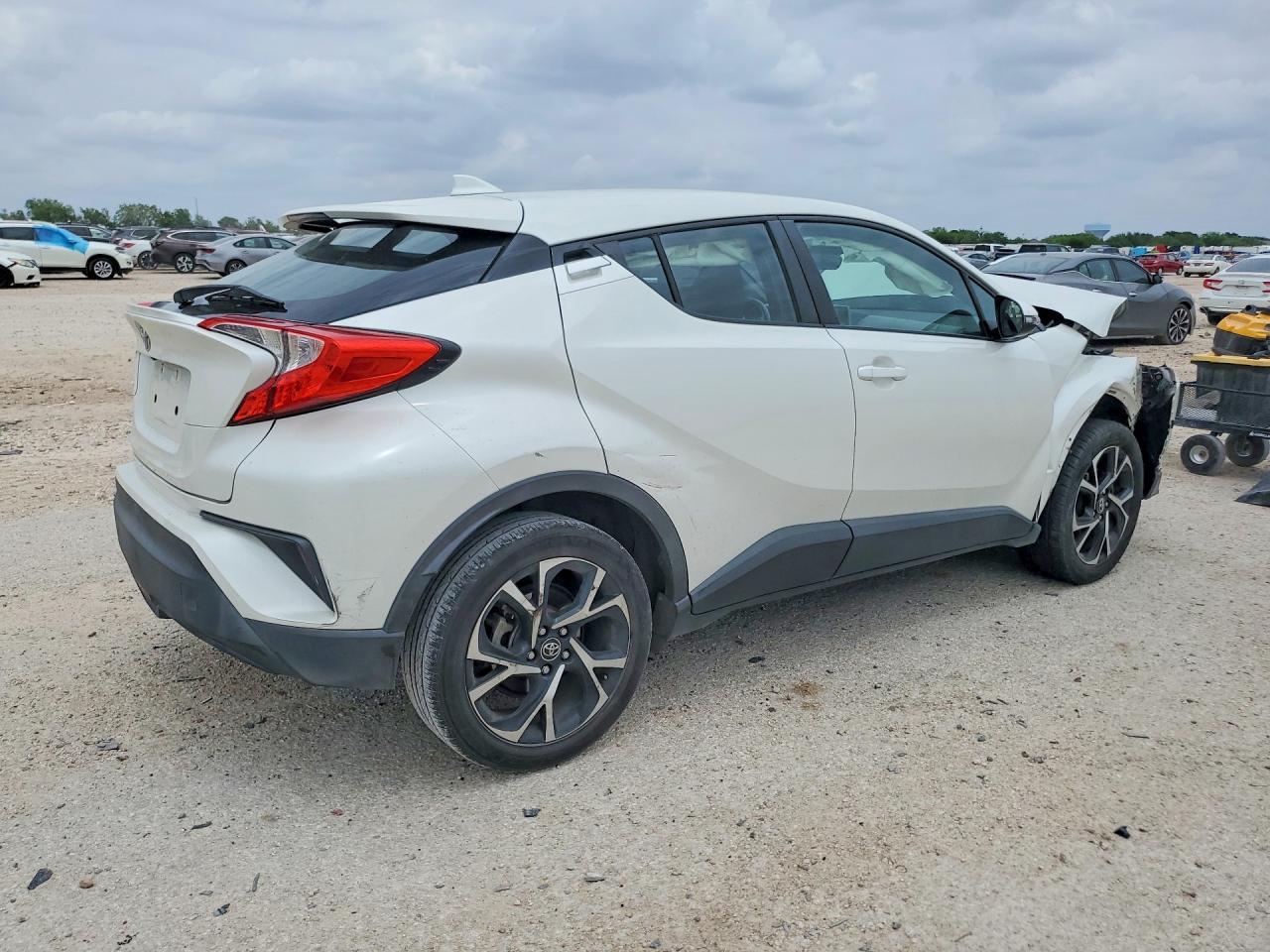 2018 Toyota C-Hr Xle Premium - Image 3