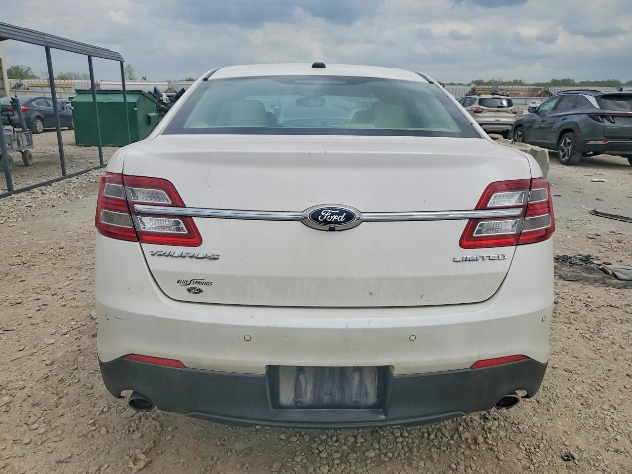 2019 Ford Taurus Limited - Image 6