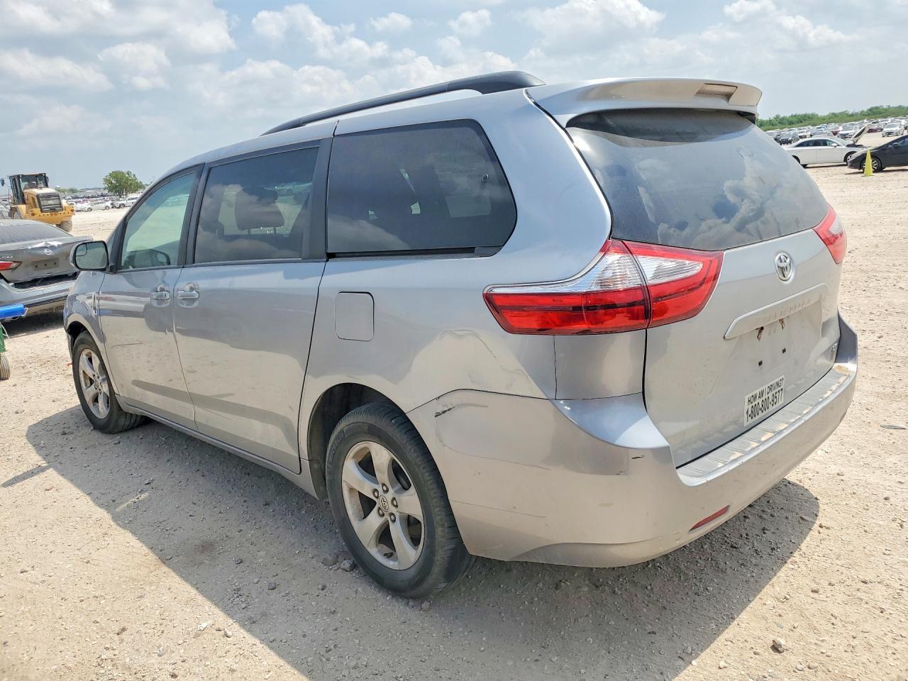 2017 Toyota Sienna Le 8-Passenger - Image 2