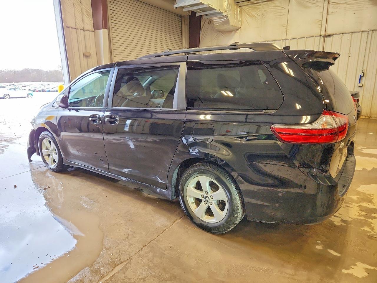2020 Toyota Sienna Le - Фото 2