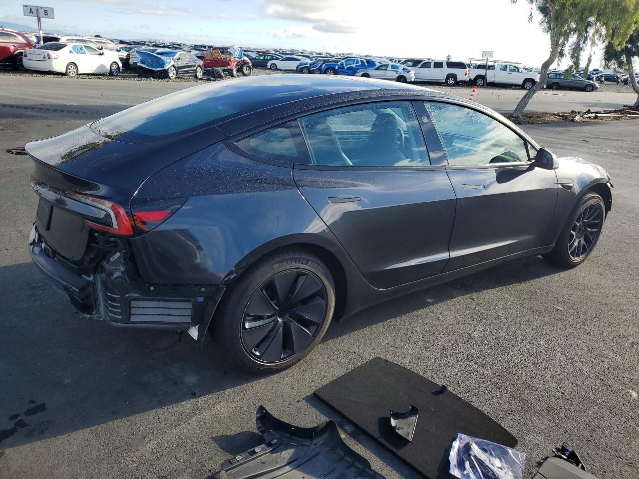 2025 Tesla Model 3 - Фото 3