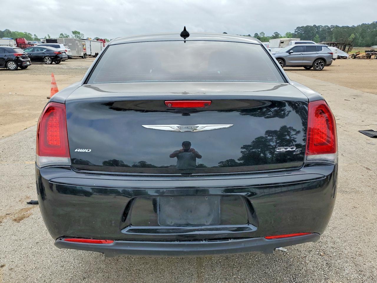2016 Chrysler 300 S - Image 6