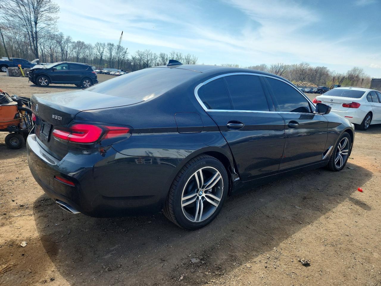 2022 BMW 530 Xi - Image 3