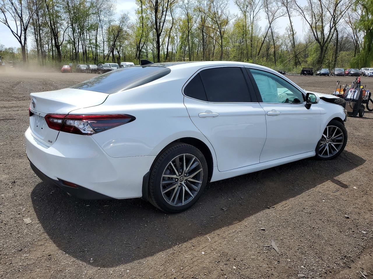 2021 Toyota Camry Xle - Image 3