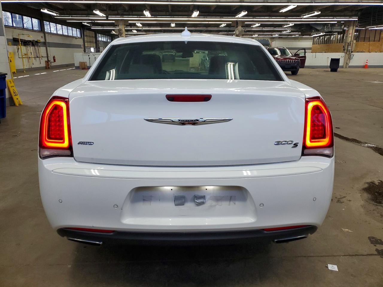 2017 Chrysler 300 S - Фото 6