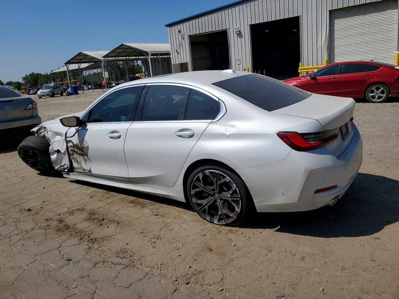 2025 BMW 330I - Фото 2