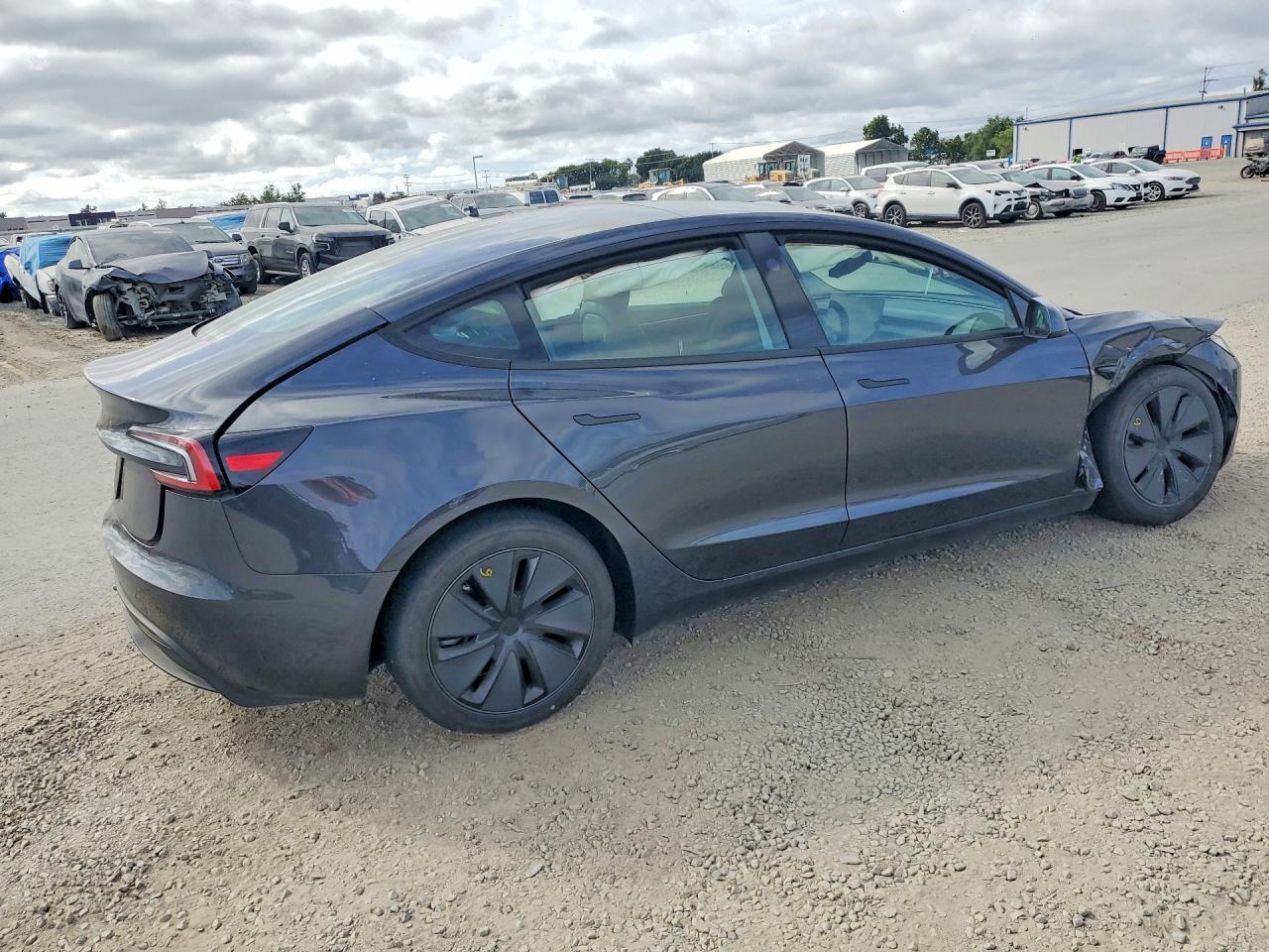 2025 Tesla Model 3 - Фото 3