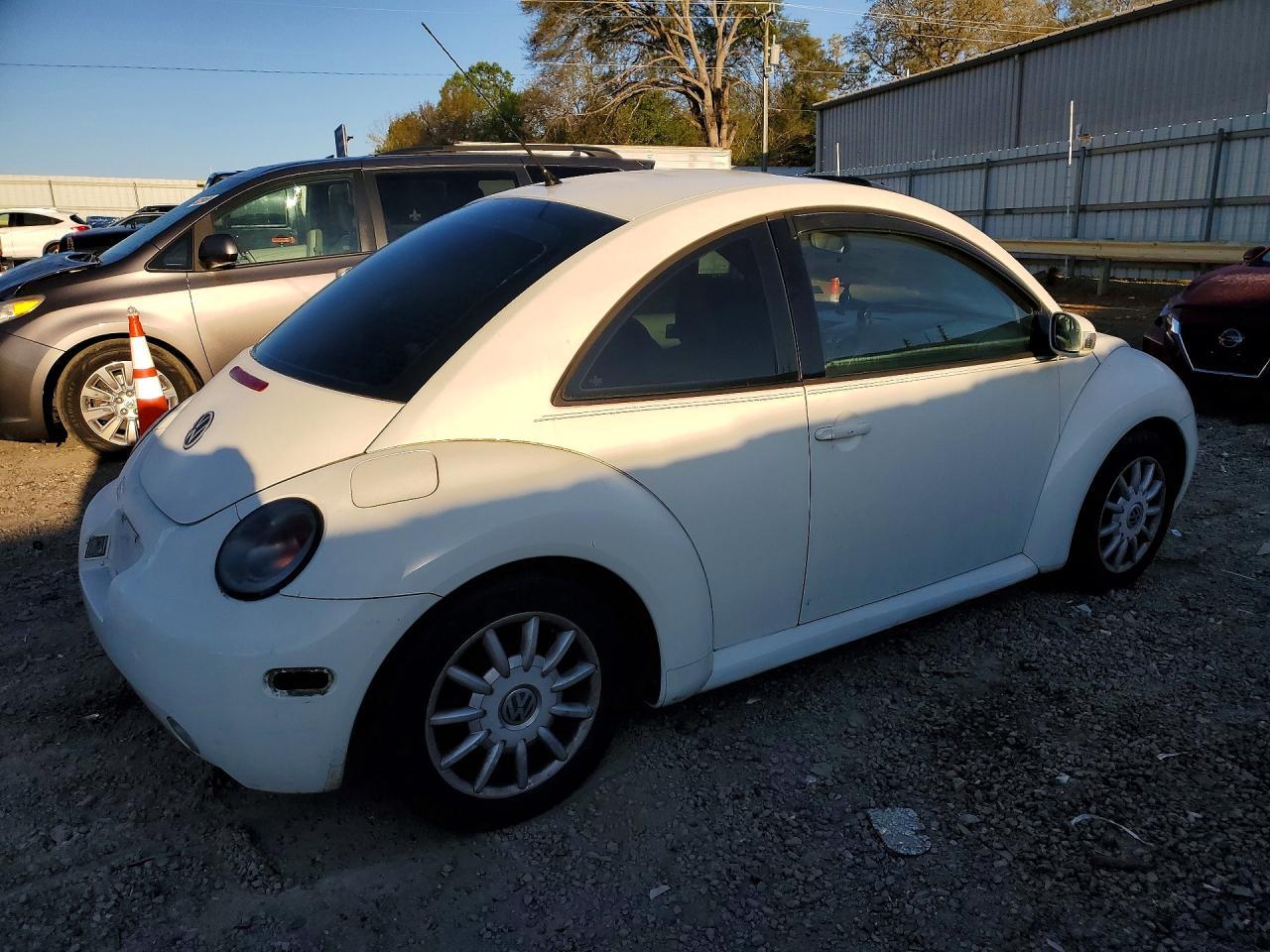 2004 Volkswagen New Beetle - Image 3