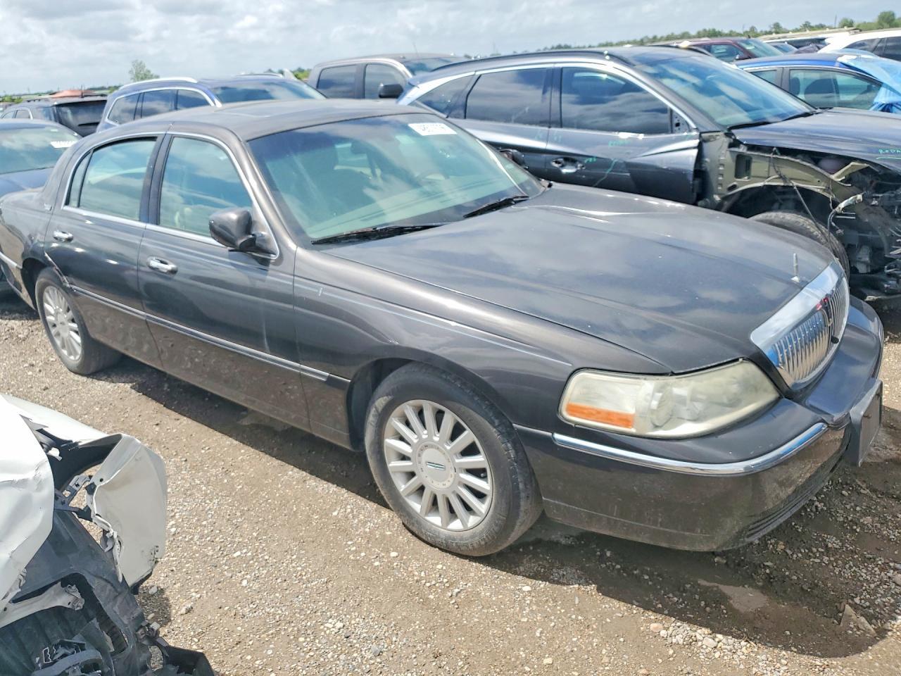 2005 Lincoln Town Car Signature Limited - Image 4