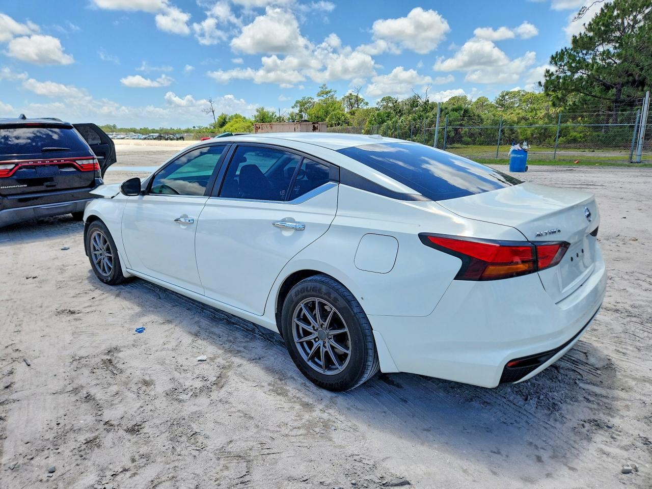 2020 Nissan Altima S - Фото 2