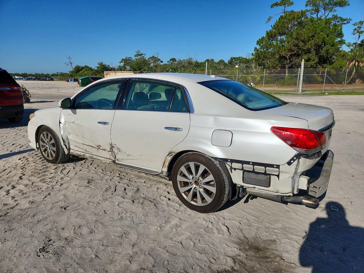 2011 Toyota Avalon Limited - Фото 2