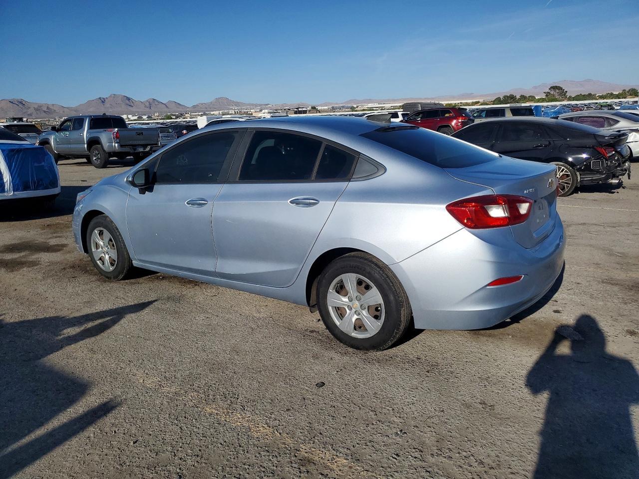2018 Chevrolet Cruze Ls - Фото 2