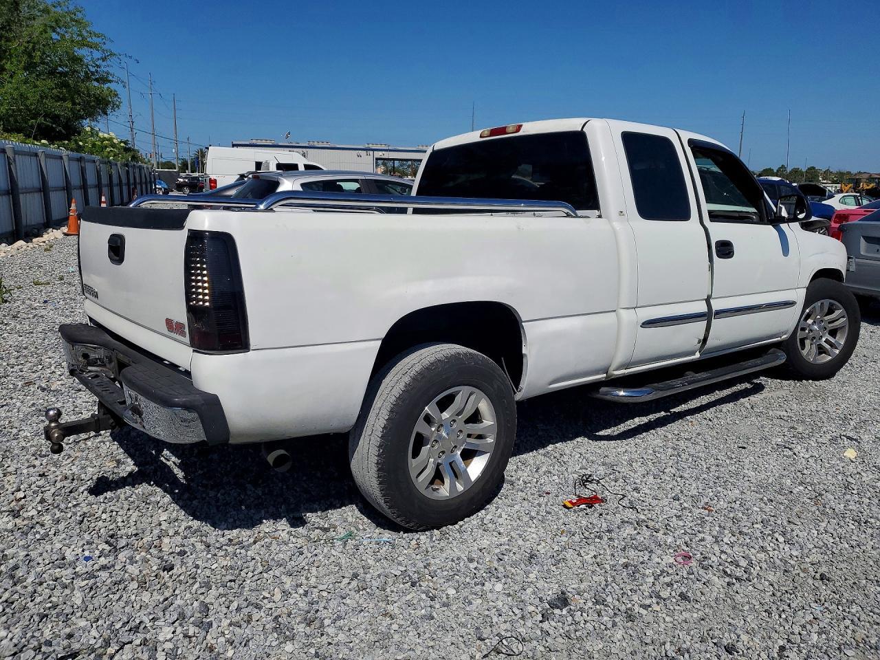 2005 GMC New Sierra C1500 - Image 3