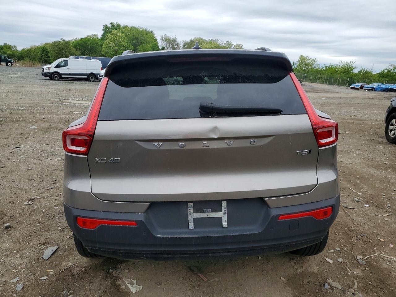 2022 Volvo Xc40 T5 R-Design - Image 6
