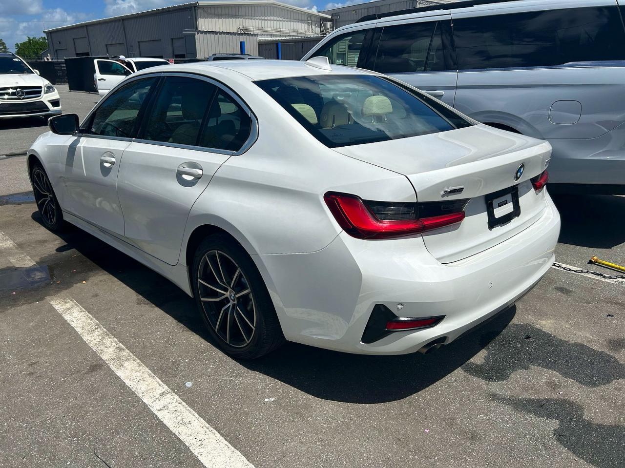 2021 BMW 330Xi - Фото 3