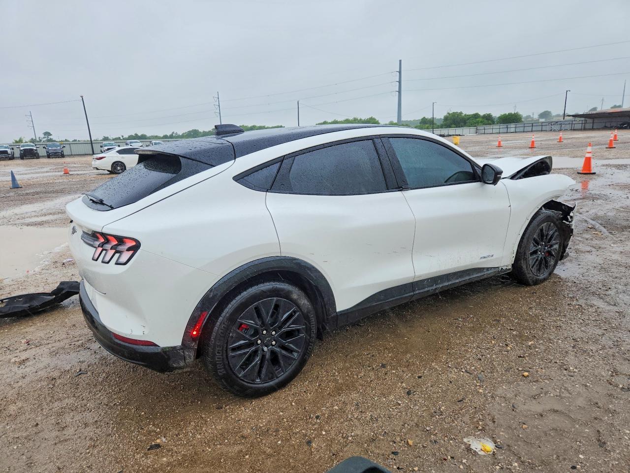 2025 Ford Mustang Mach-E Premium - Фото 3